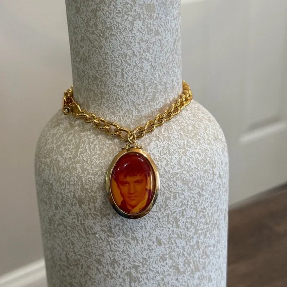 Elvis Presley Vintage 70s Gold Tone Charm Bracelet Jewelry Boxcar Ent 7.5" - Picture 2 of 7